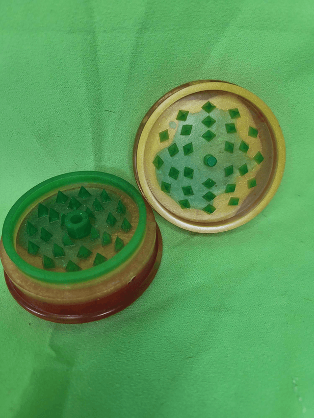 Grinder vert jaune rouge