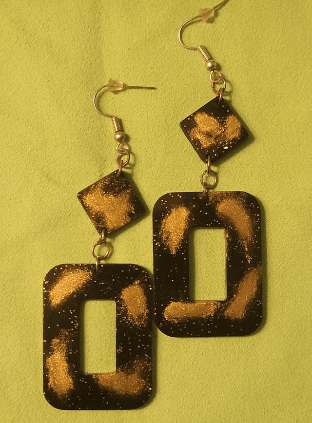 Boucles d'oreilles pendantes noir et or